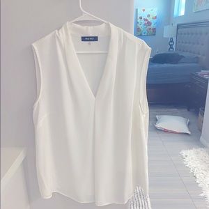 While sleeveless blouse 2x never worn